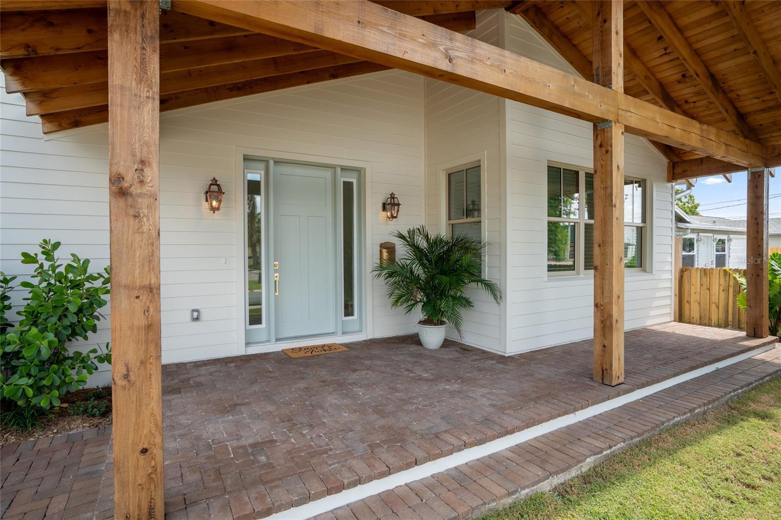 Property Photo: 1621 31st Avenue N FL 33713