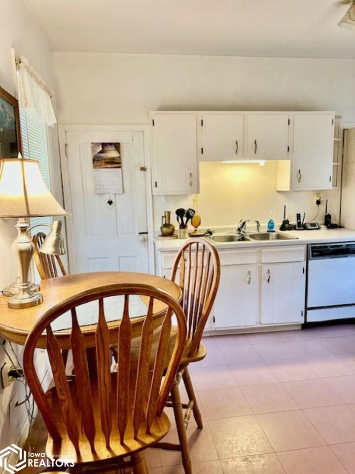 Property Photo:  1225 S 10th Street  IA 52601