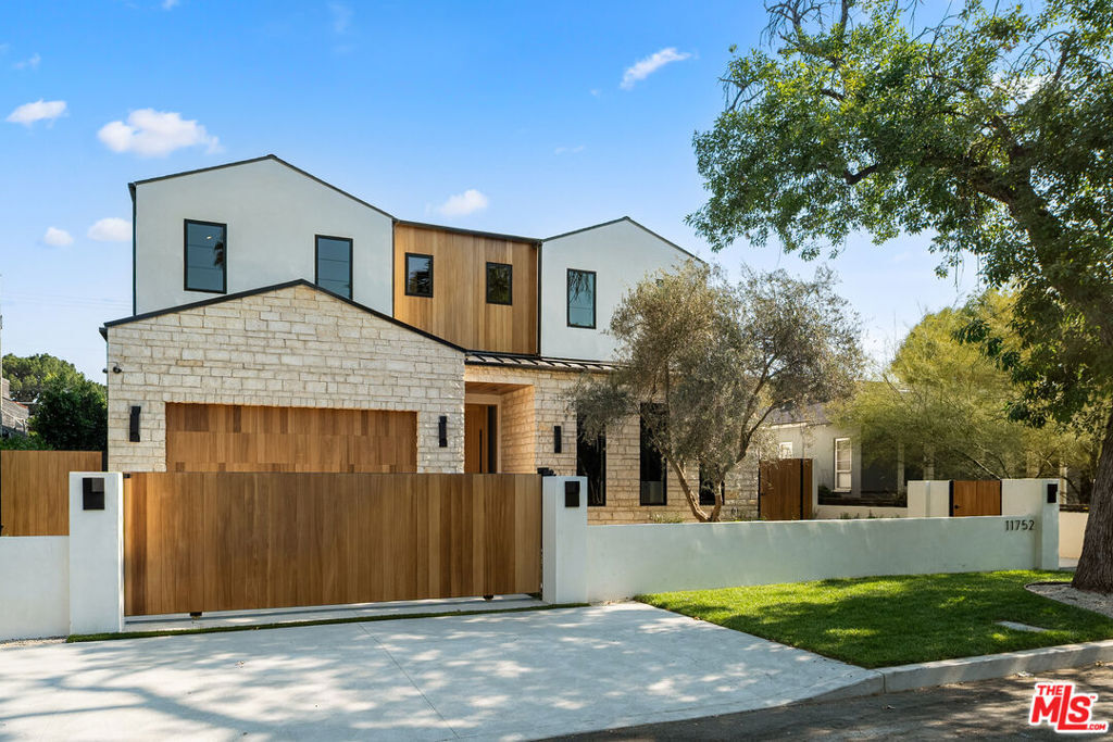 11752 Blix Street  Valley Village CA 91607 photo