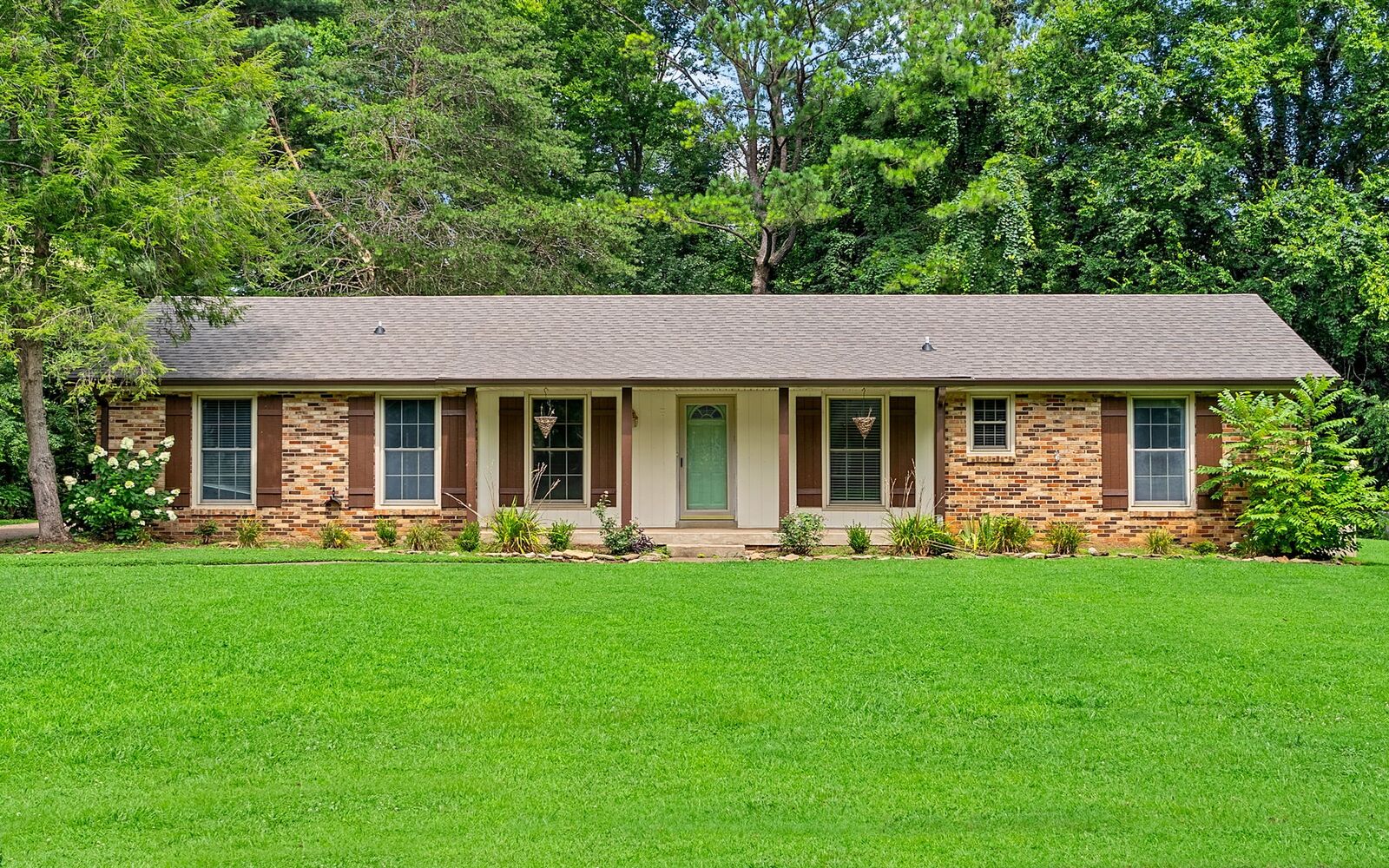 Property Photo:  2172 Allendale Dr  TN 37043 
