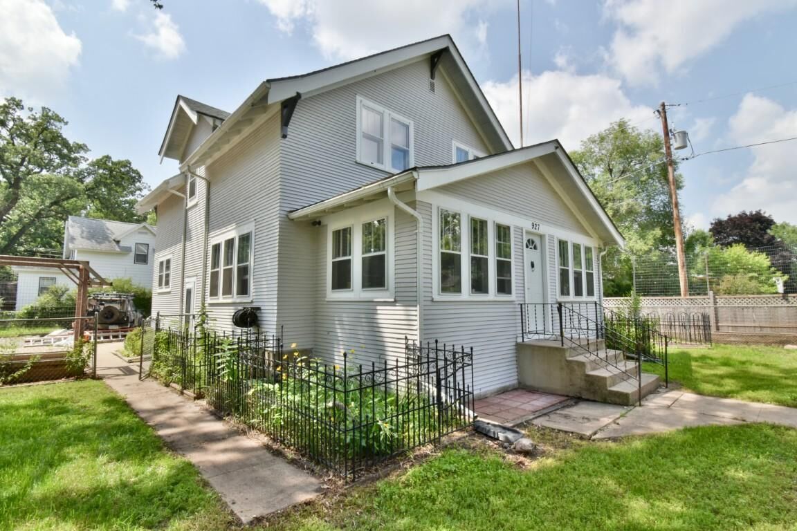 Property Photo:  927 8th Avenue N  MN 56303 