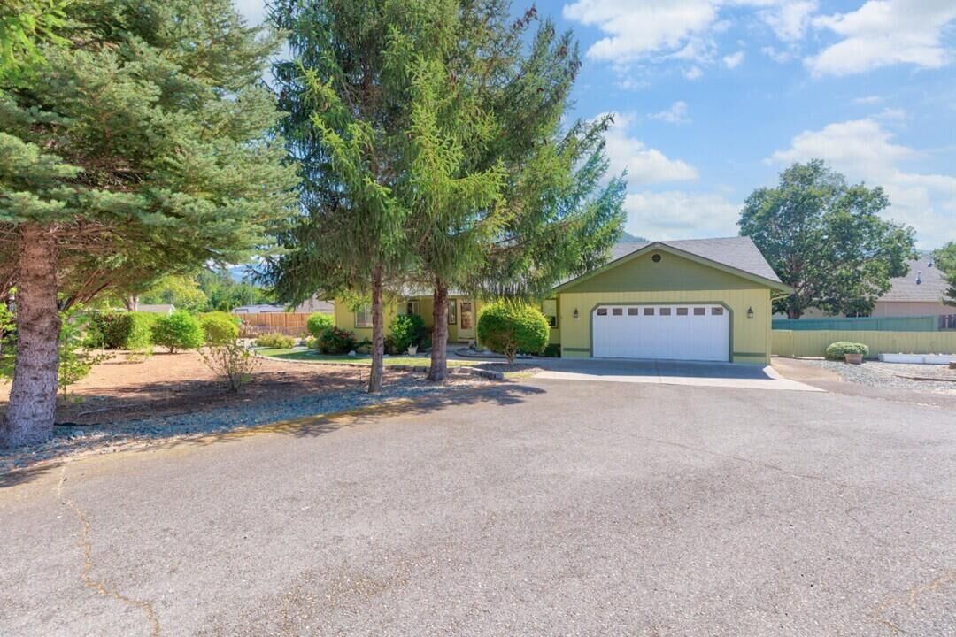 Property Photo: 429 Robbins Avenue OR 97537