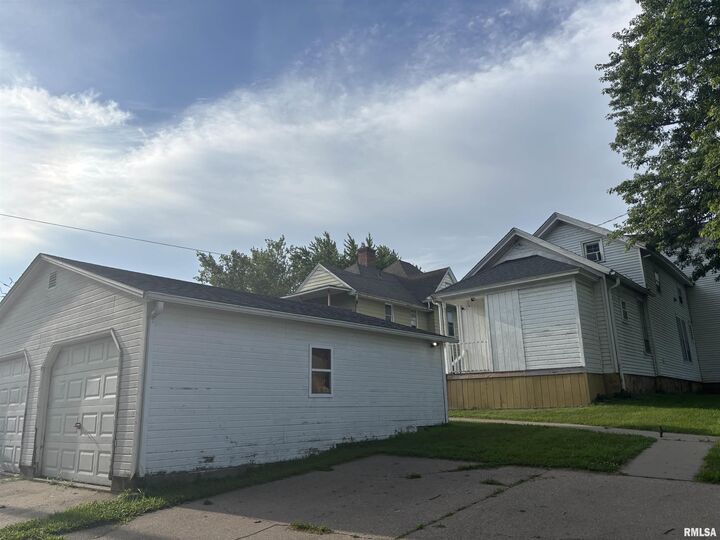 Property Photo:  444 7th Avenue South  IA 52732 