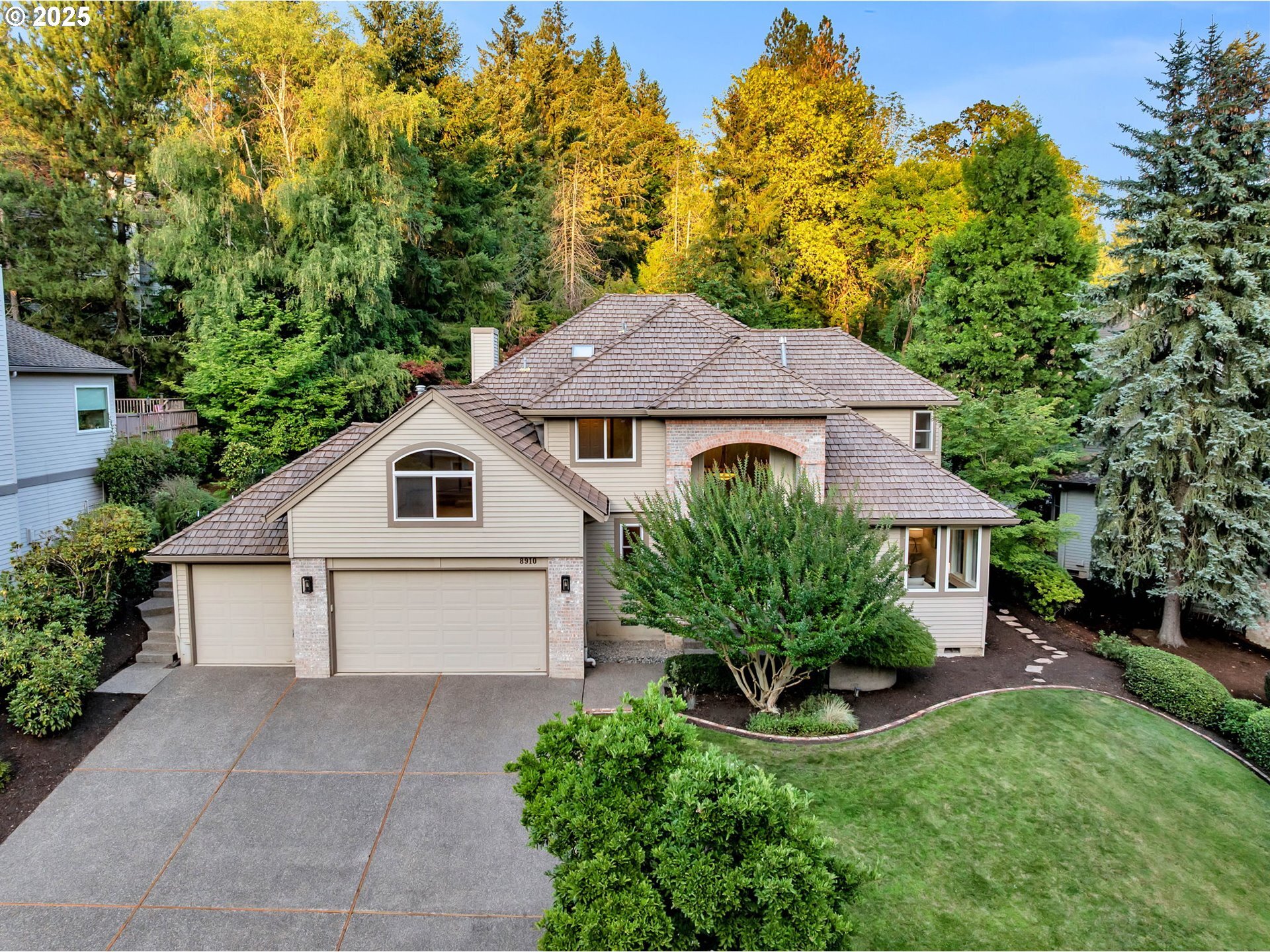Property Photo: 8910 SW Lancelot Ln OR 97219