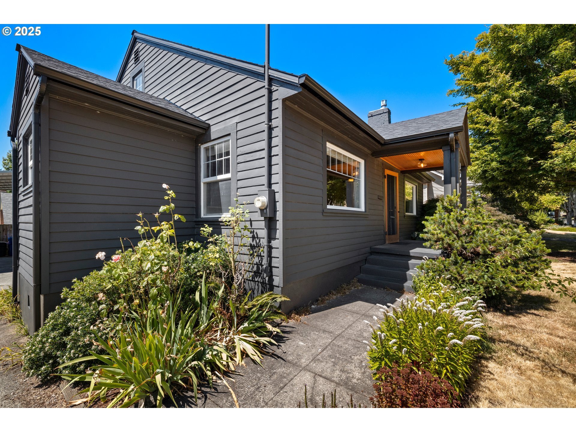 Property Photo: 1703 SE 59th Ave OR 97215