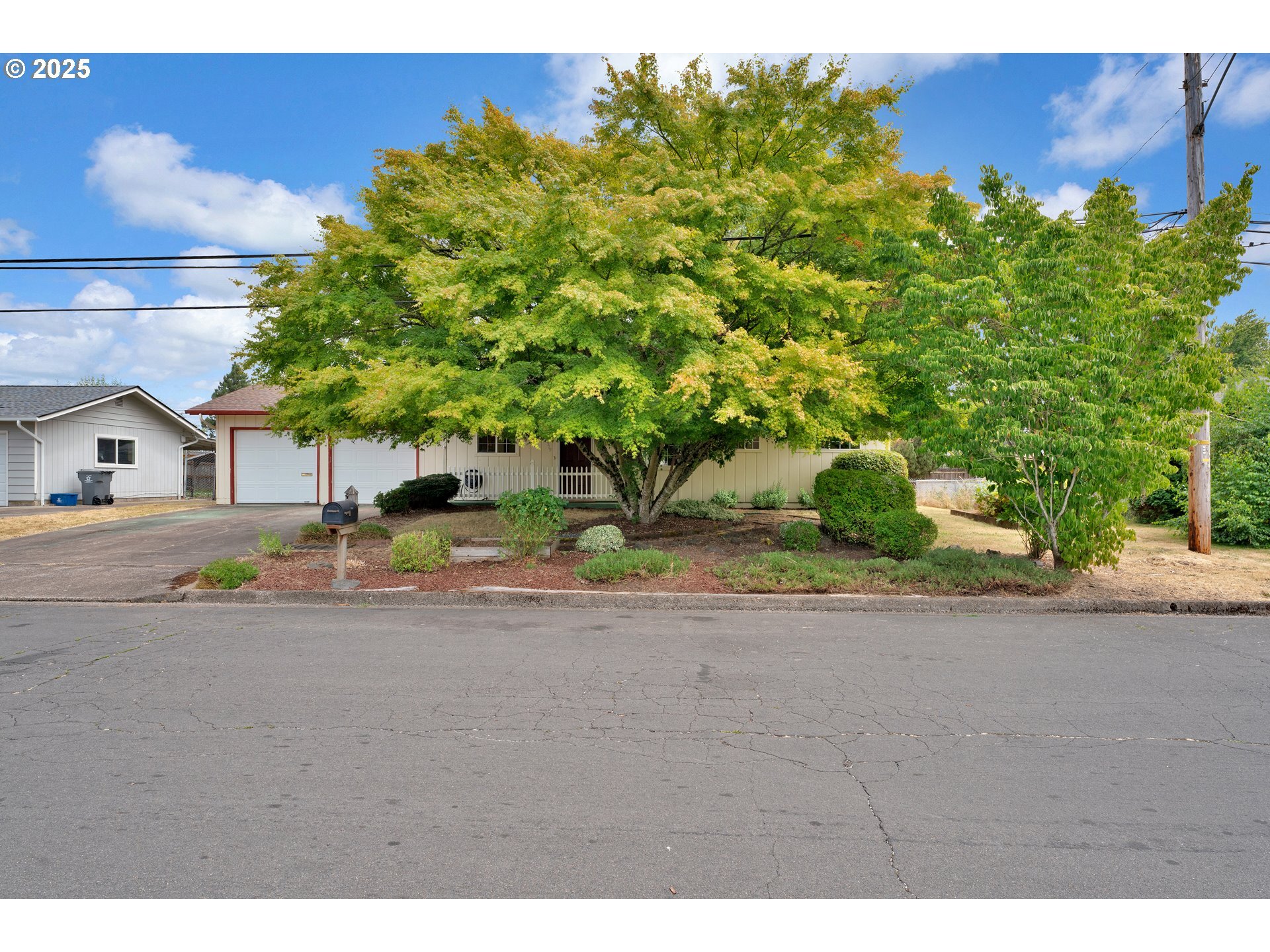 Property Photo:  2919 SE Oak St  OR 97322 