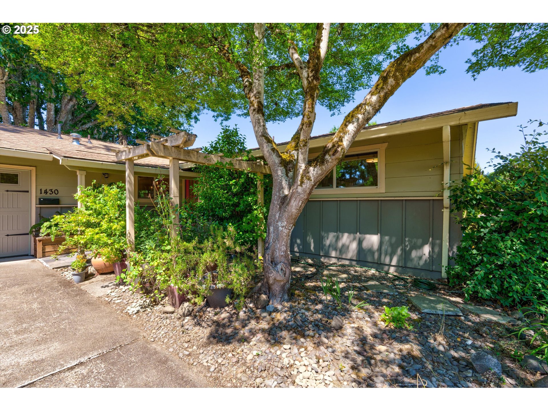 Property Photo: 1430 NW 15th St OR 97330