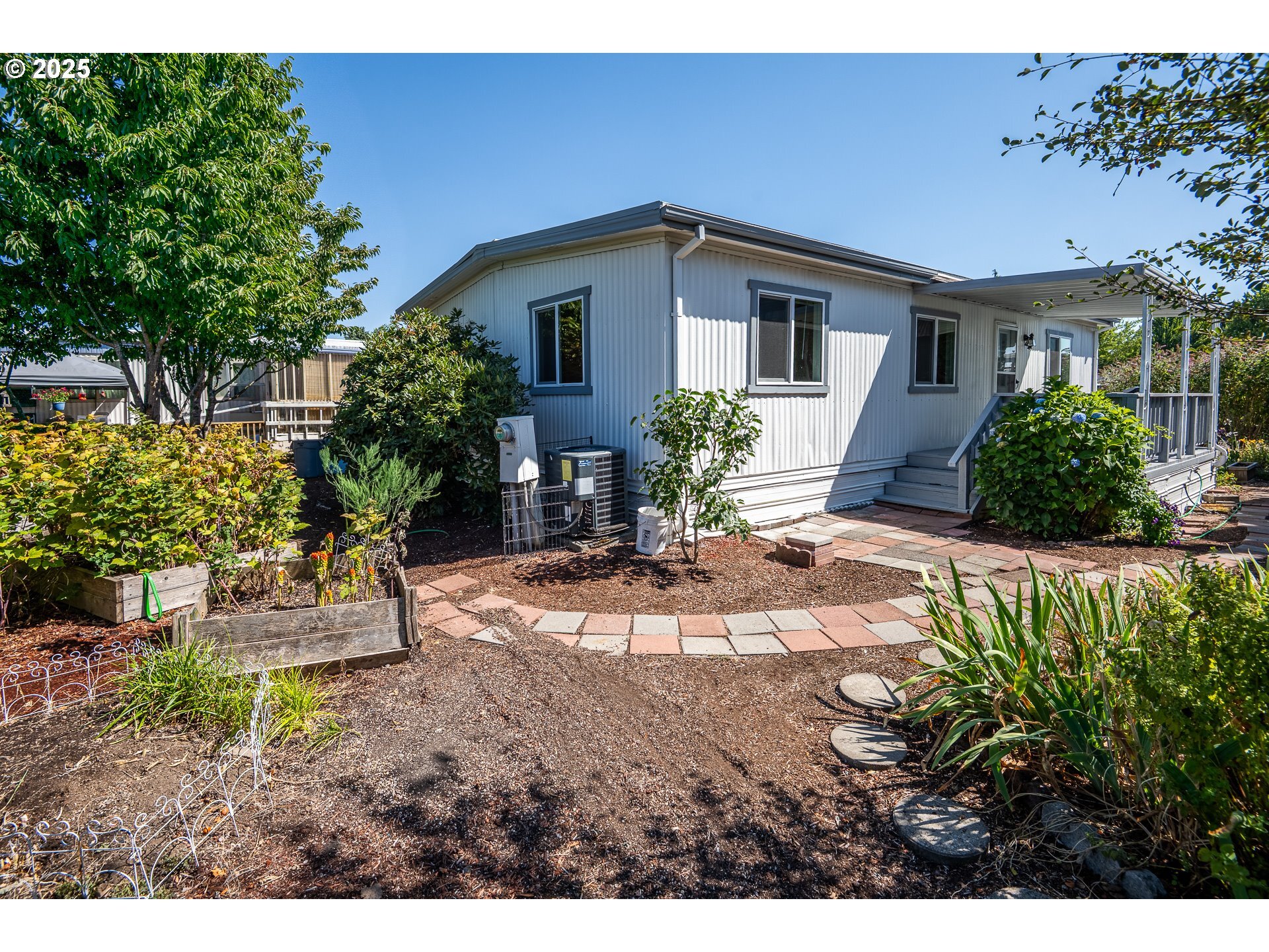 Property Photo:  1199 N Terry St 315  OR 97402 