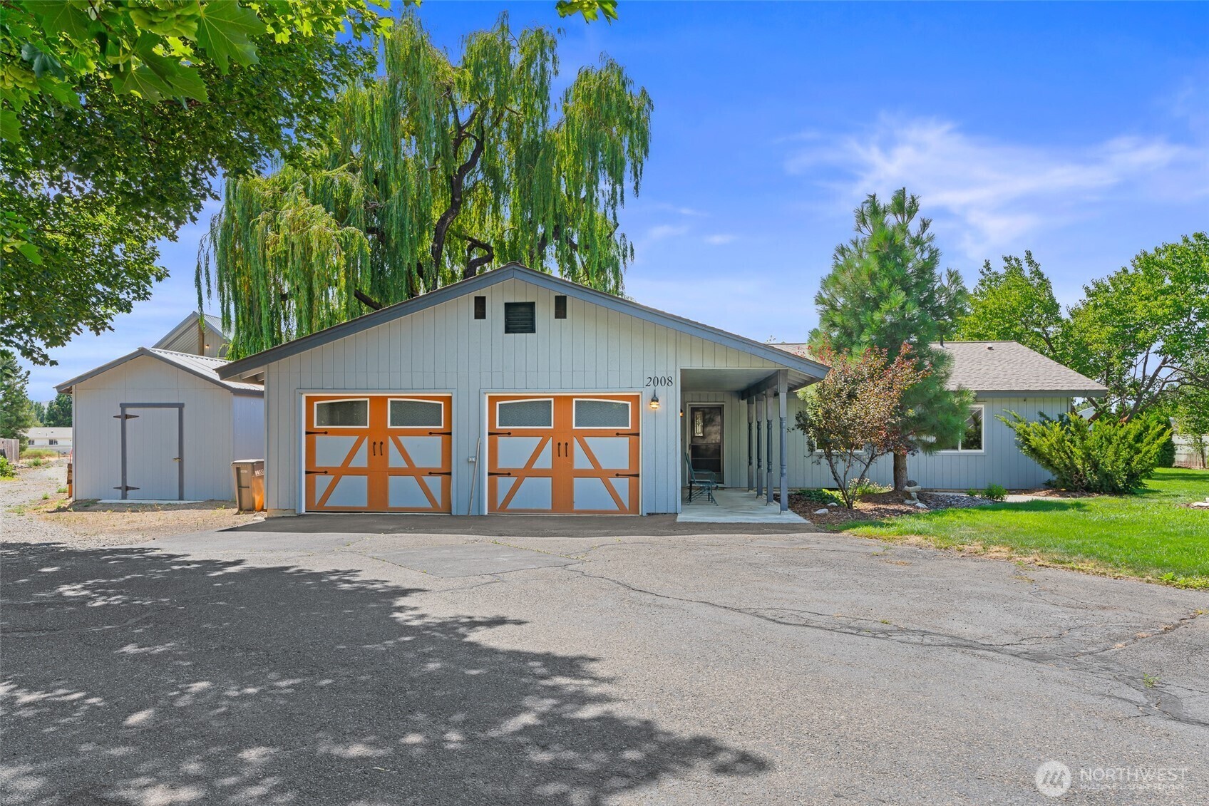 Property Photo:  2008 E 1st Avenue  WA 98926 