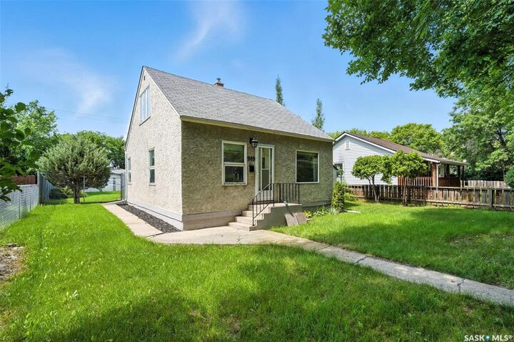 Property Photo: 909 I Avenue N SK S7L 2H4