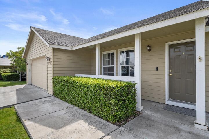 Property Photo: 1707 W 25th Place WA 99337