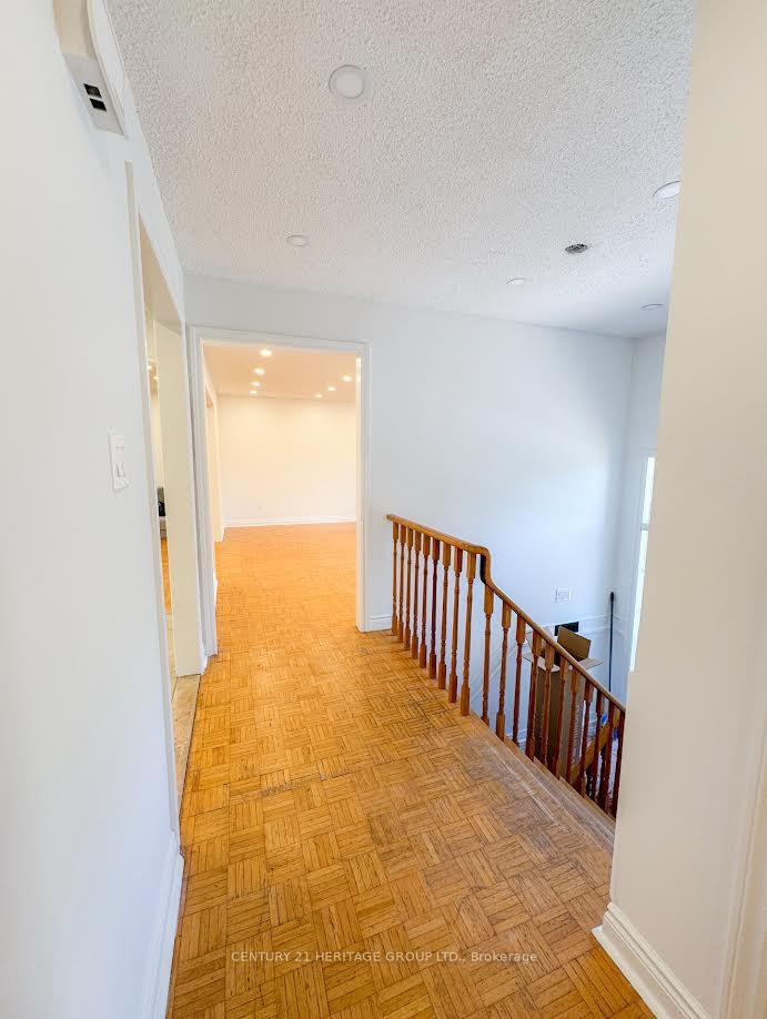Photo de la propriété: 2 Pearson Avenue Main ON L4C 6V2