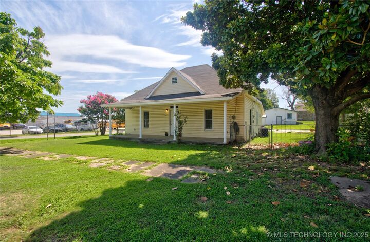 Property Photo: 504 SW 1st Street OK 74426