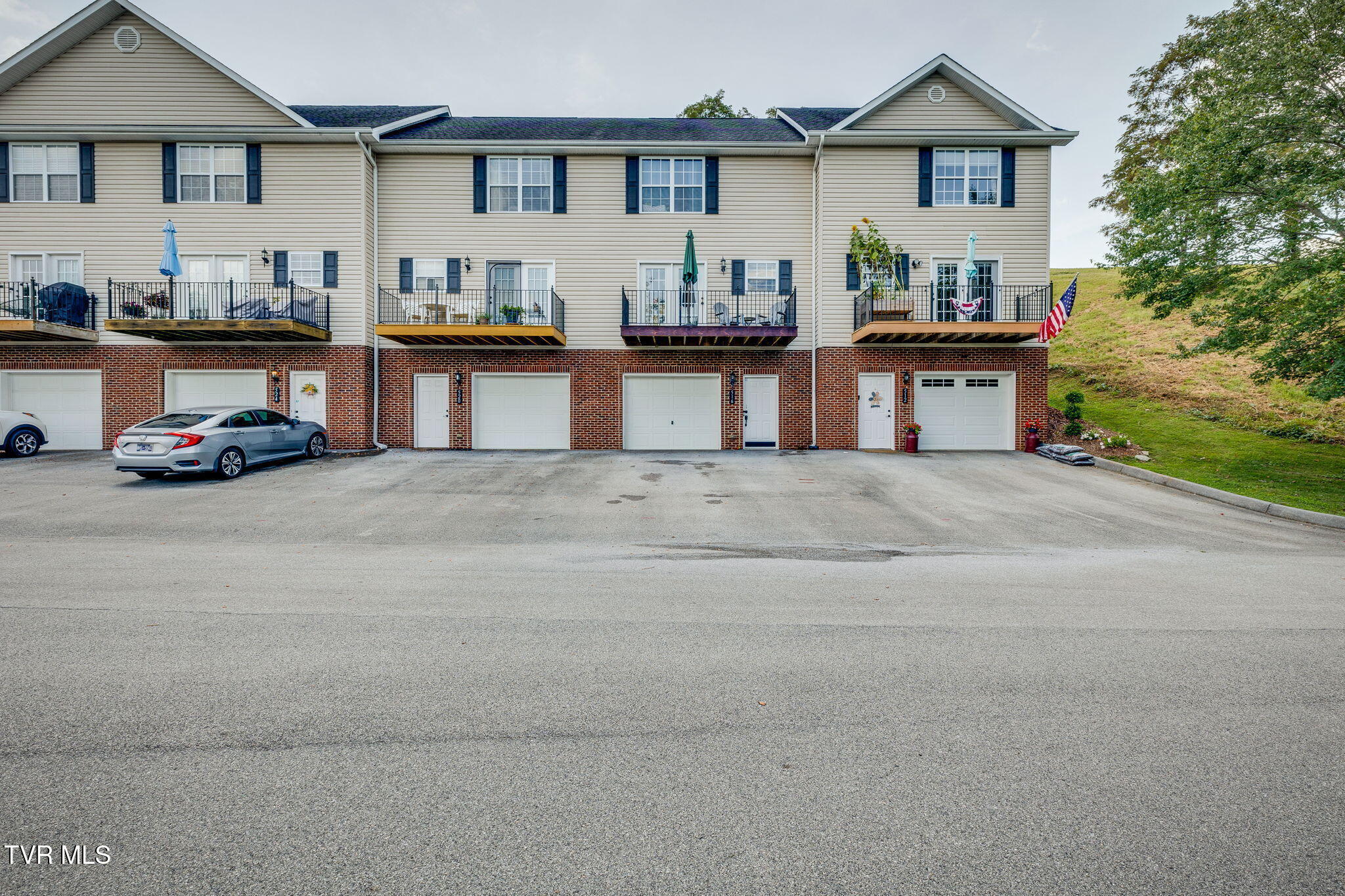 Property Photo: 516 Grays Pointe Court TN 37615