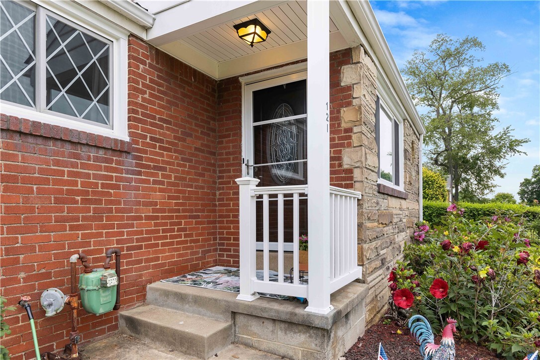 Property Photo: 121 Norrington Dr PA 15236