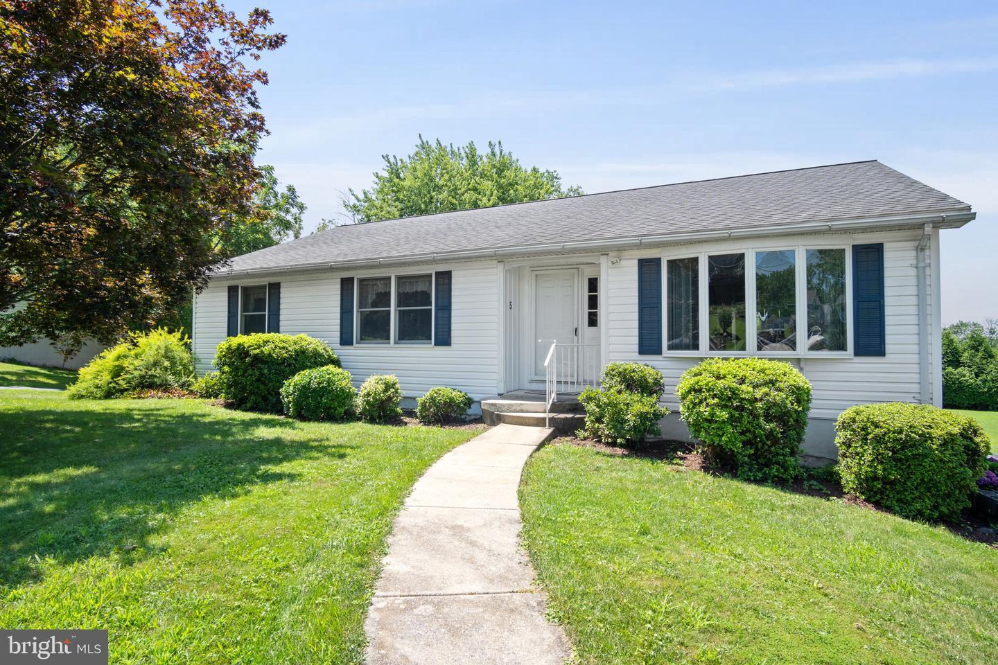 Property Photo: 5 Pemberton Drive PA 17316