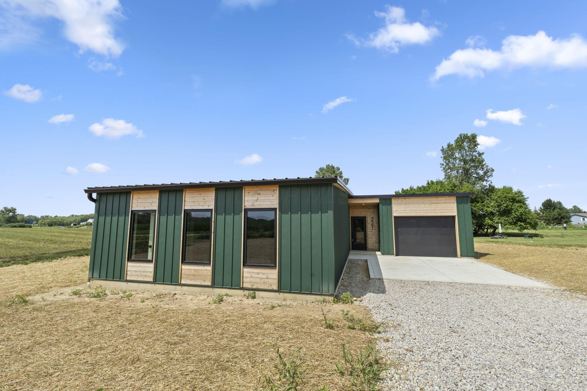 Property Photo: 327 County Road 21 OH 43003