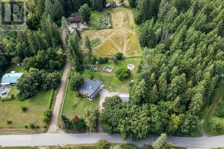Photo de la propriété: 5790 70 Avenue BC V0E 1K0