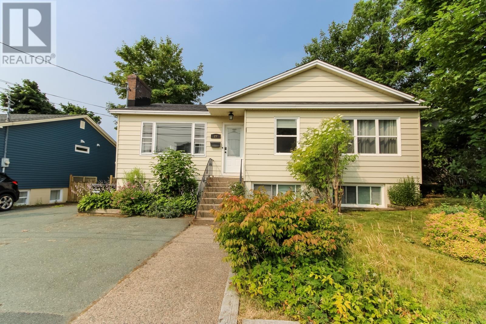 Photo de la propriété: 27 Portugal Cove Road NL A1B 3K7
