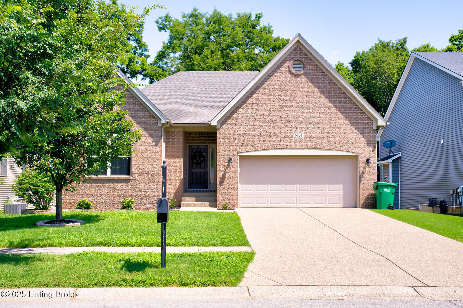 Property Photo: 6924 Franklin Farmer Way KY 40229