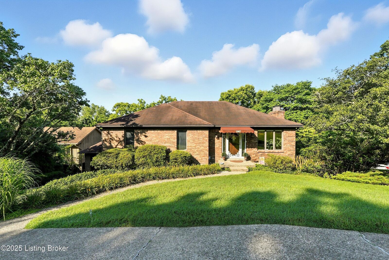 Property Photo:  1507 Thackeray Dr  KY 40205 