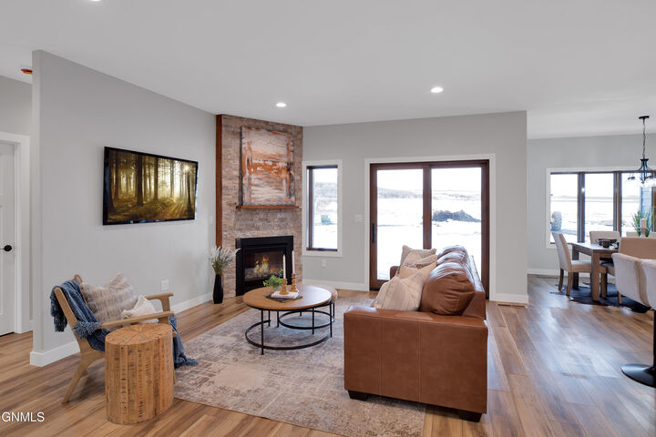 Property Photo:  407 Flint Drive  ND 58503 