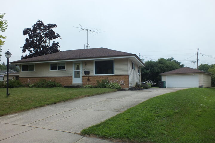 W151n8369 Thomas Dr  Menomonee Falls WI 53051 photo