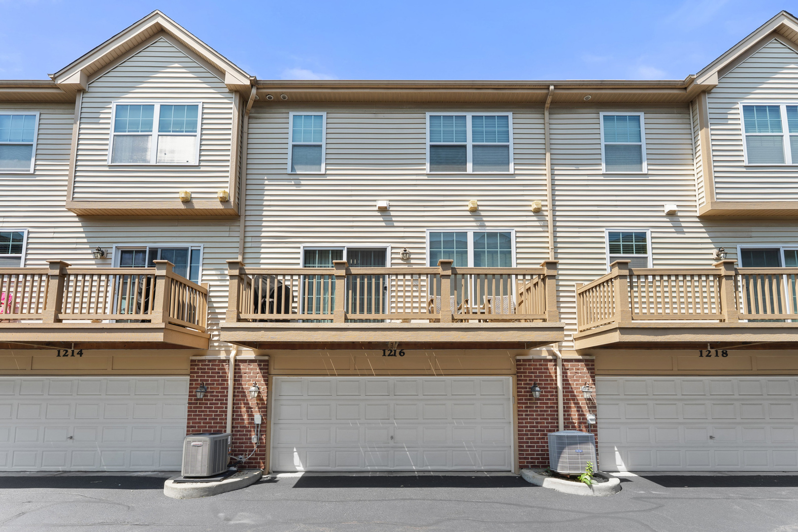 Property Photo: 1216 Evergreen Avenue IL 60016