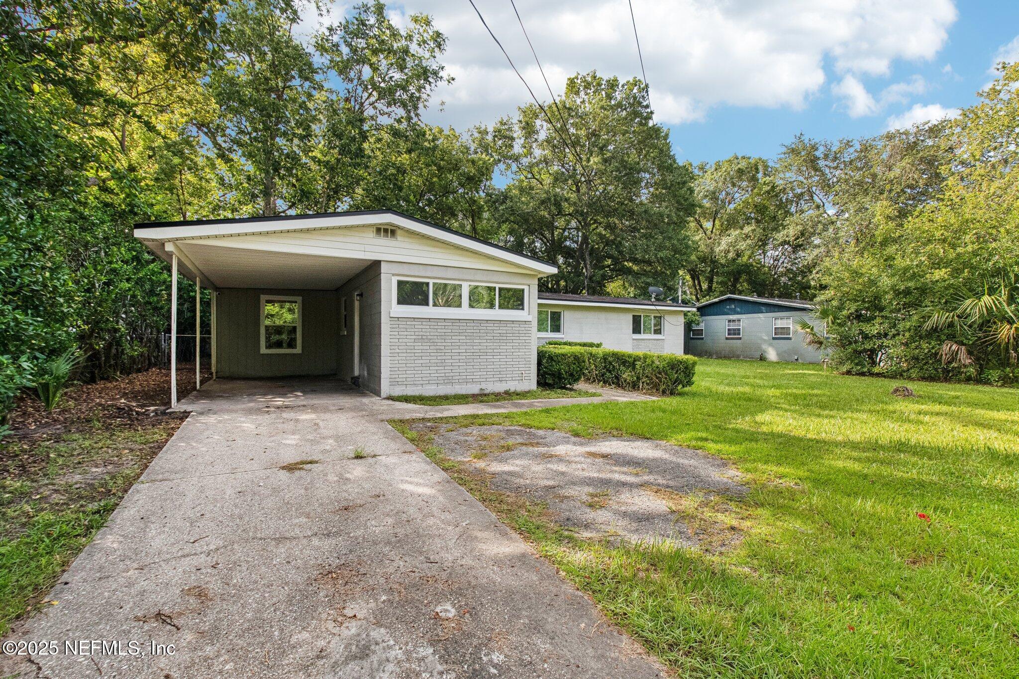 Property Photo: 2211 Burpee Drive FL 32210