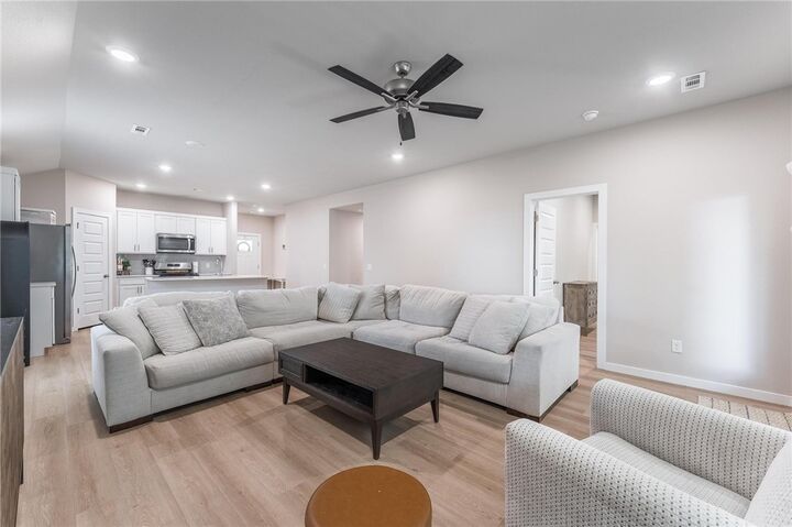 Property Photo:  2210 S 10th Street  AR 72758 
