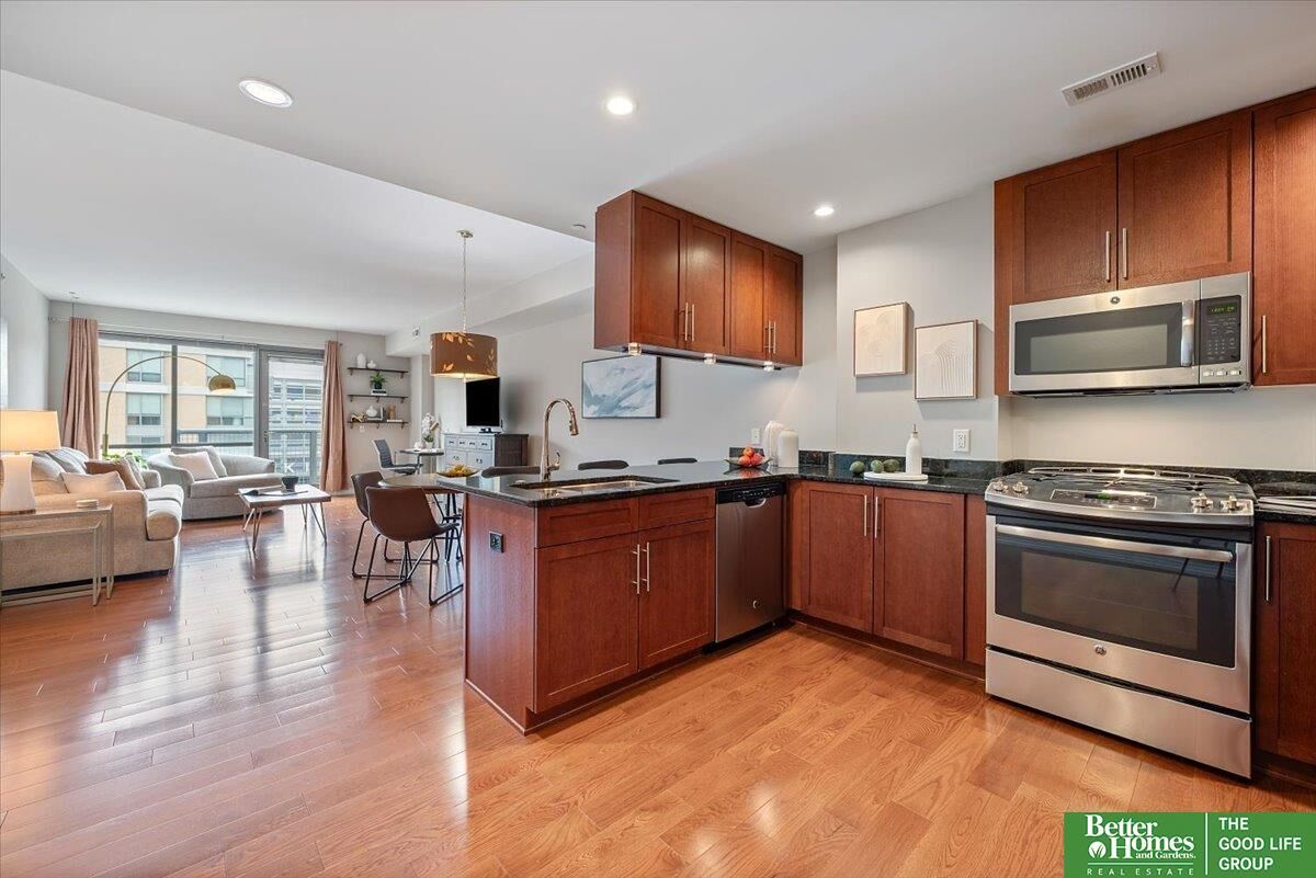 Property Photo: 3200 Farnam Court 3408 NE 68131