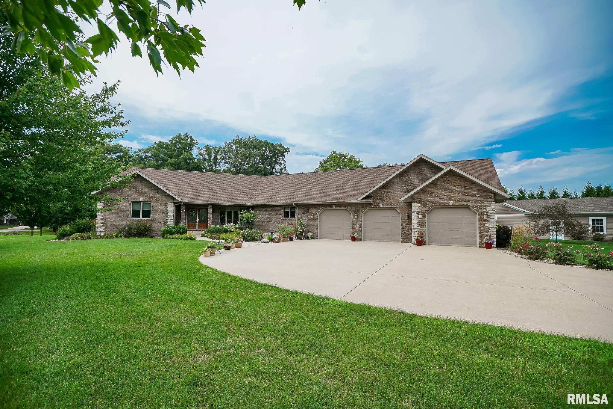 Property Photo:  300 Oak Valley Drive  IL 61742 