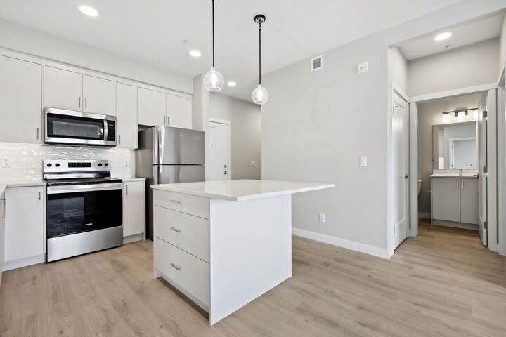 Property Photo: 660 Shawnee Square SW 104 AB T2Y 2N6