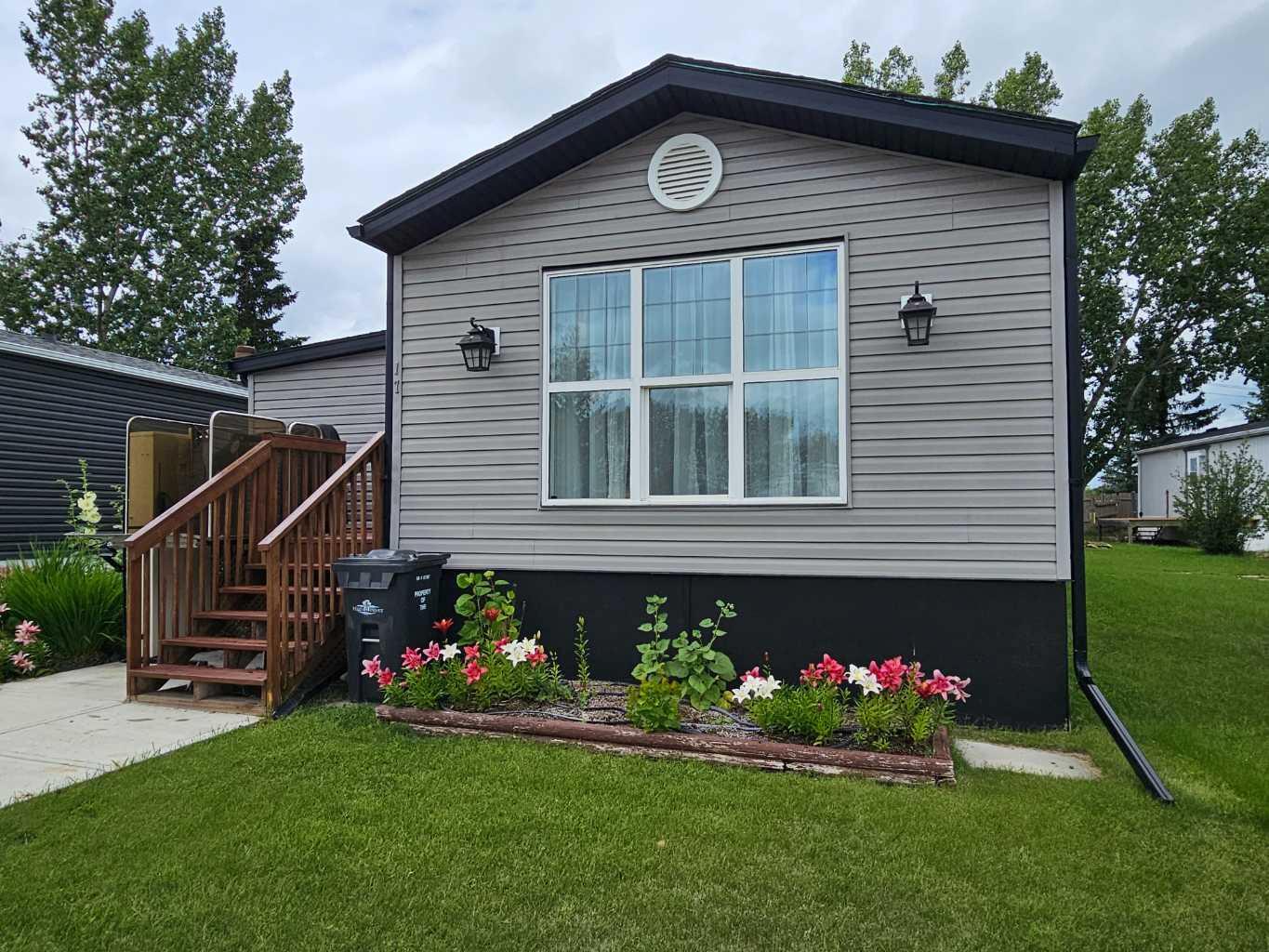 Property Photo: 17 Homestead Way SE AB T1V 1J7