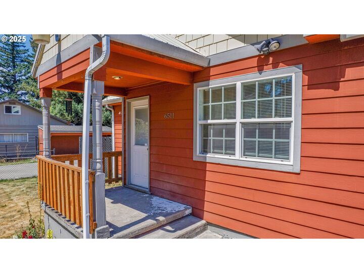 Property Photo:  6511 SE Needham St  OR 97222 