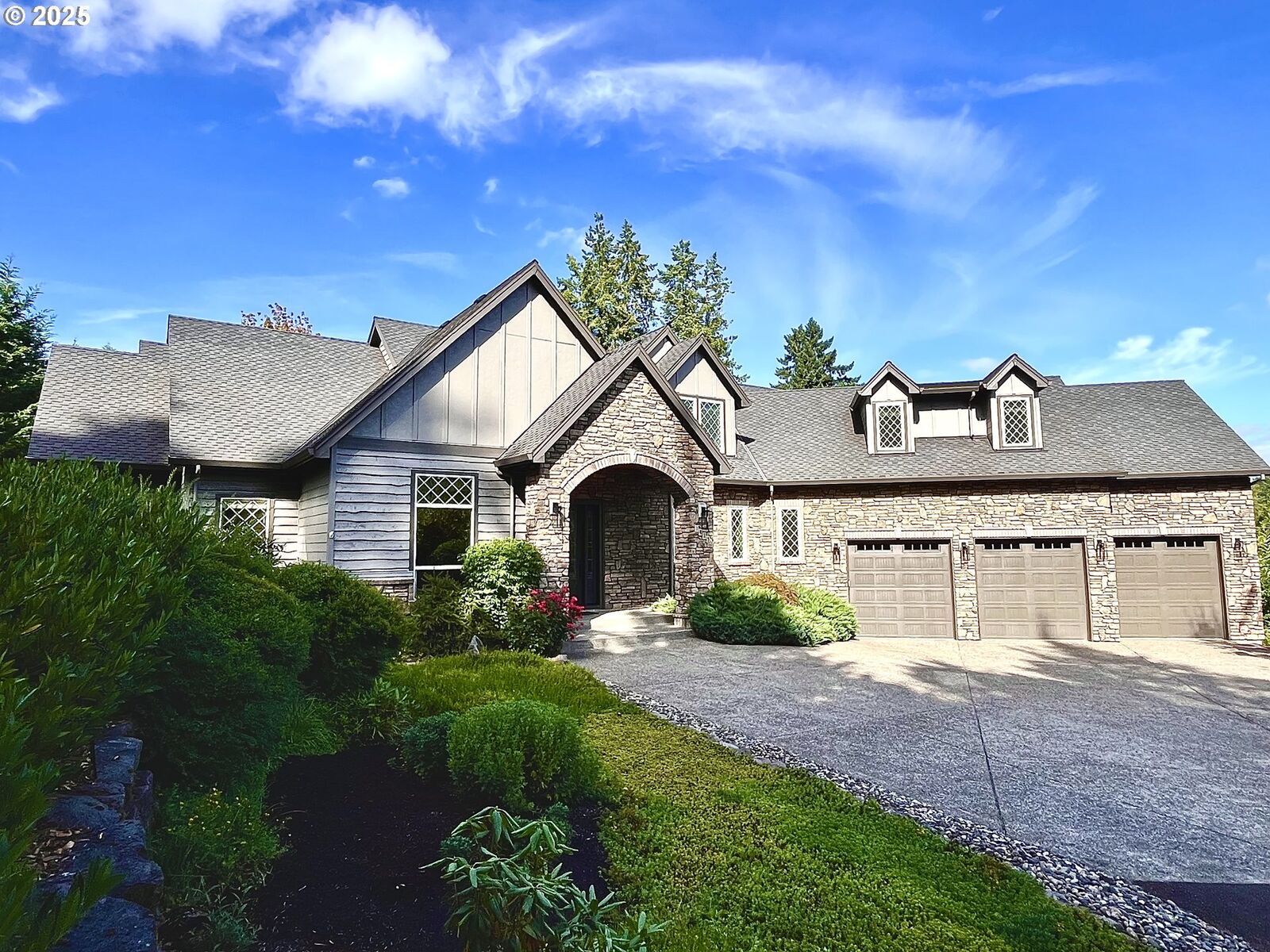 Property Photo:  1425 SW Medwyn Ter  OR 97219 