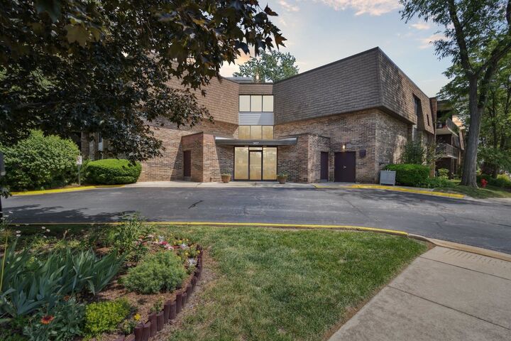 907 S Williams Street Apt 206  Westmont IL 60559 photo