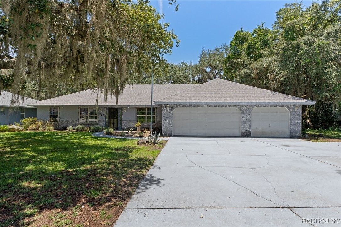 Property Photo: 231 S Belle View Way FL 34450