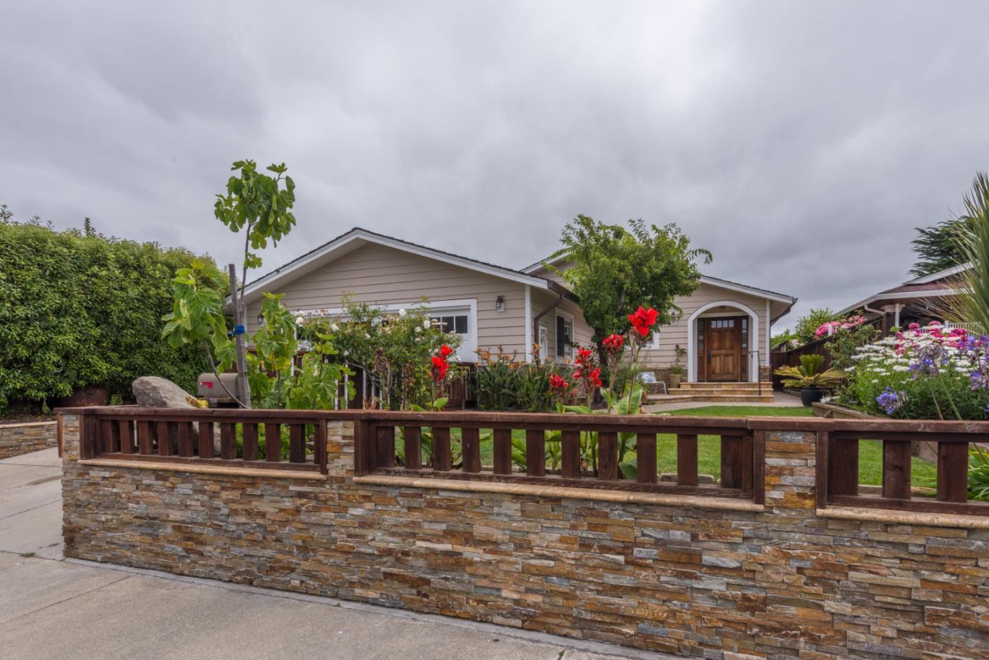 Property Photo: 607 Alsace Lorraine Ave CA 94019