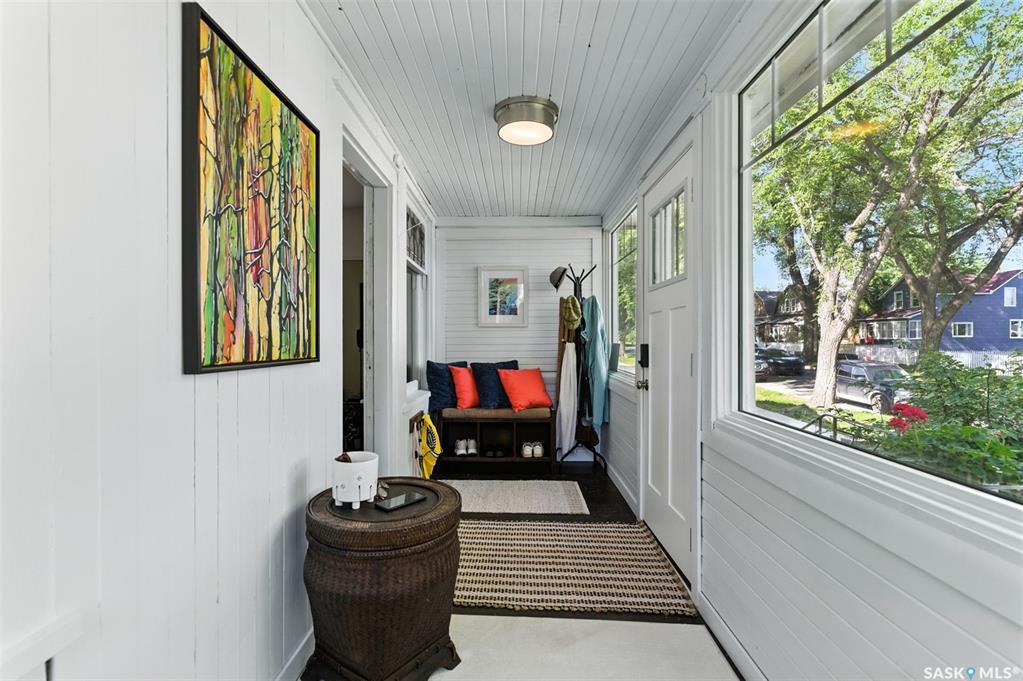 Property Photo:  923 I Avenue S  SK S7M 1Z5 