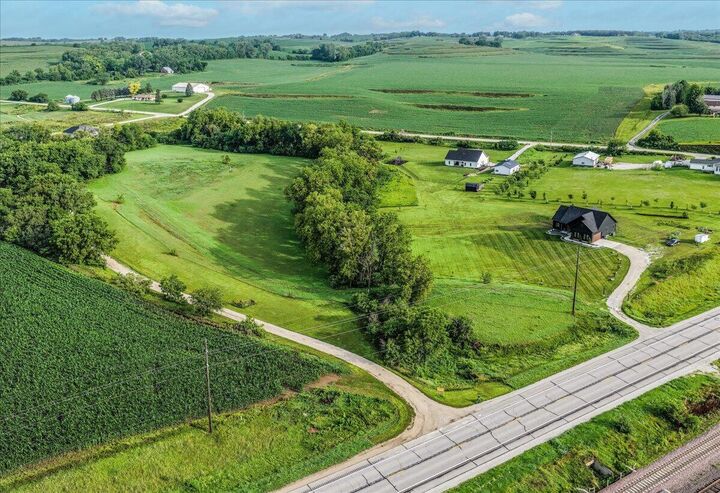 Property Photo:  2487 US-30  IA 51546 