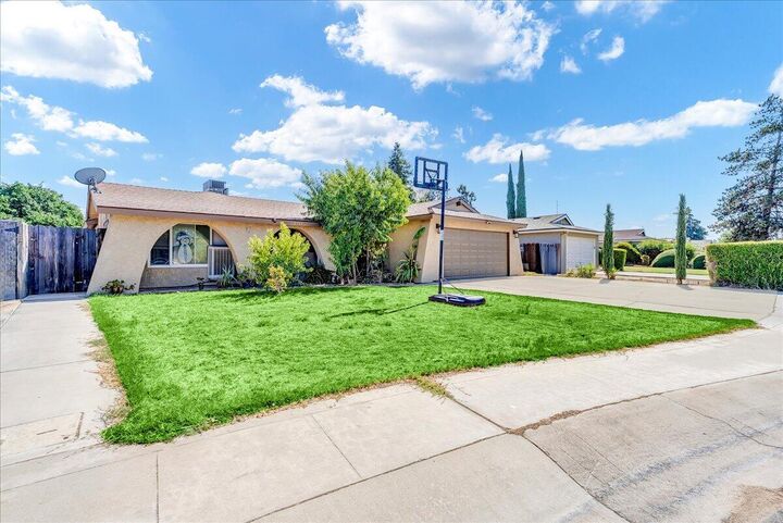 Property Photo:  2743 W Sunnyside Avenue  CA 93277 