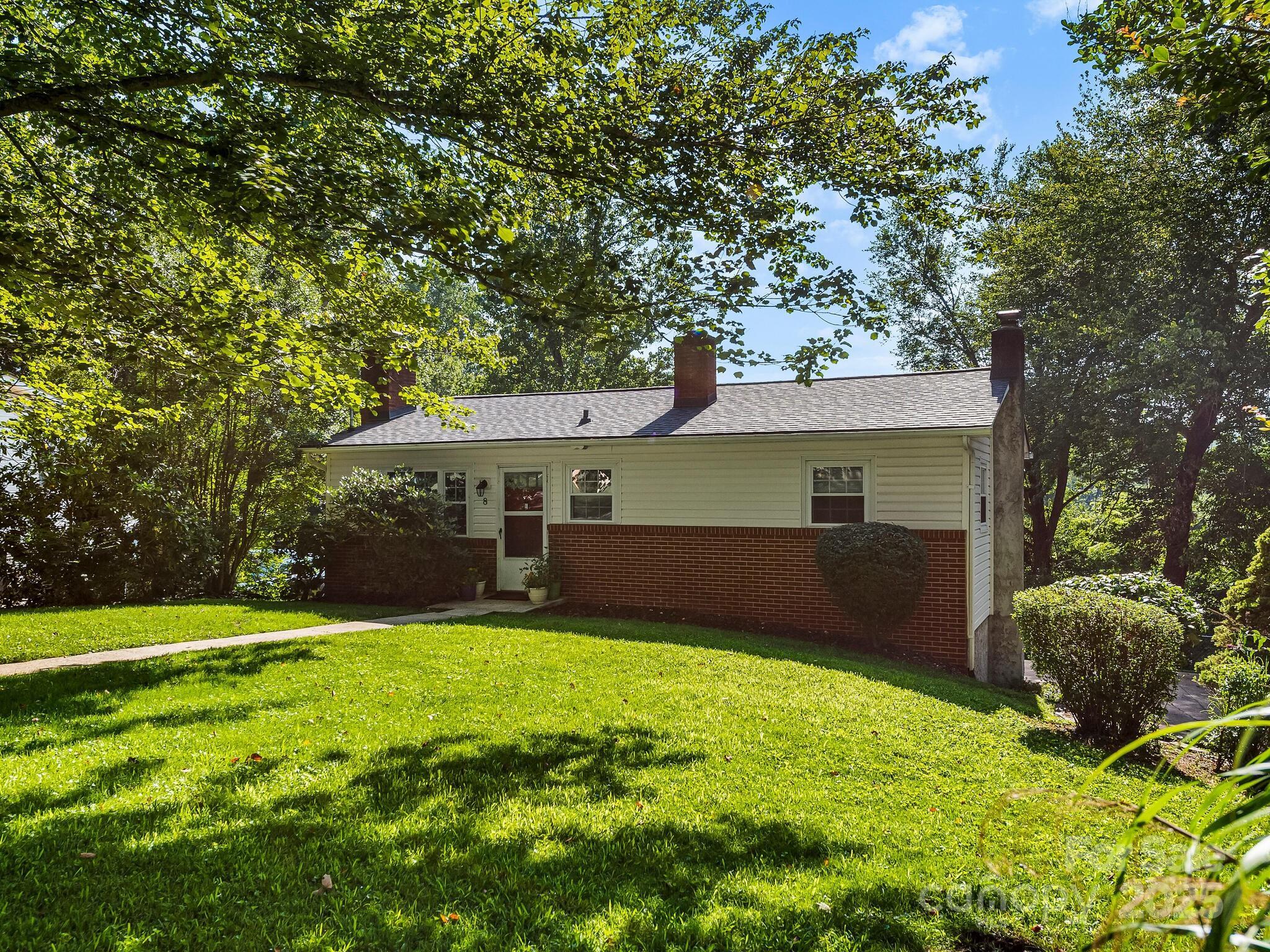 Property Photo: 8 Vista Knoll Road NC 28715