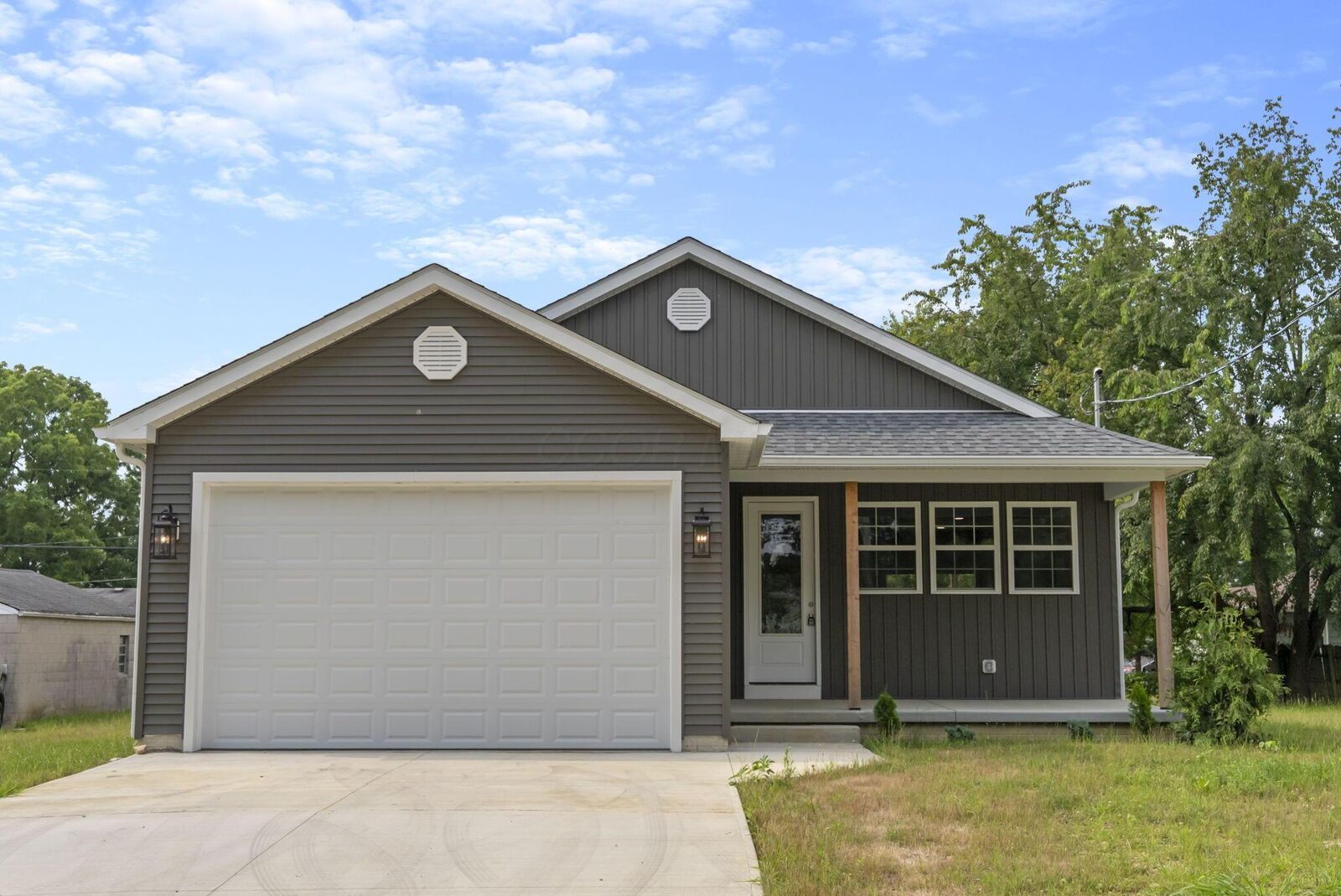 Property Photo: 1651 Hillcrest Avenue OH 43207