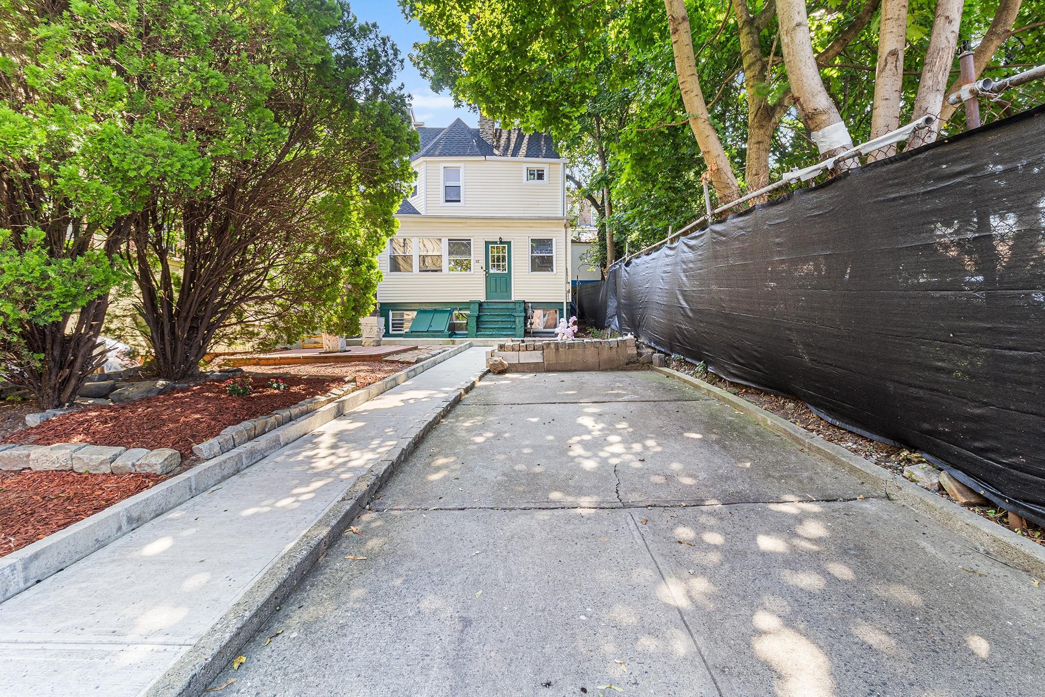 Property Photo:  264 Woodworth Avenue  NY 10701 