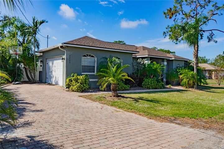 Property Photo: 2408 51st Boulevard E FL 34208