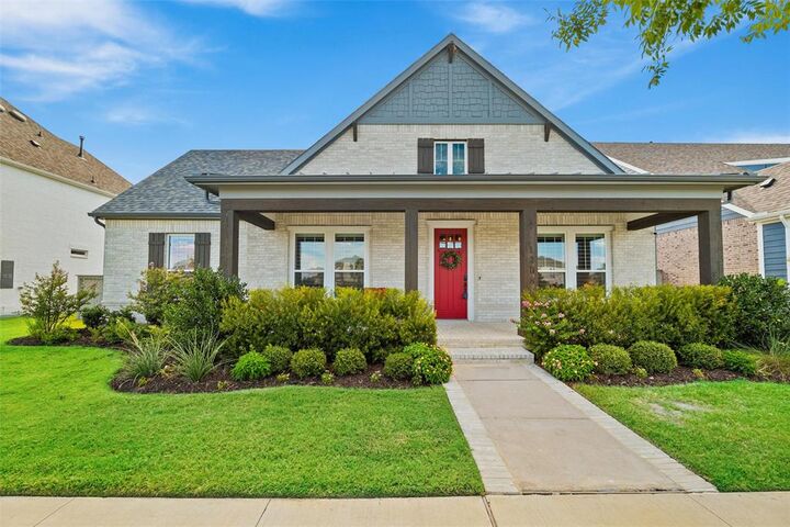 Property Photo: 1208 S Pecan Parkway TX 76247