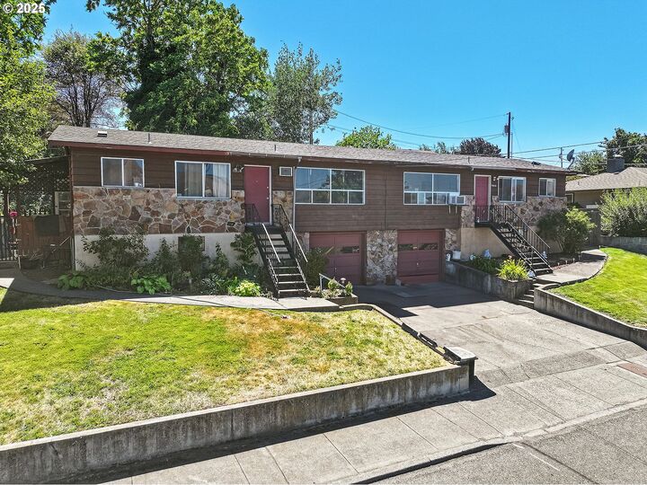 Property Photo:  1906 E 10th St  OR 97058 