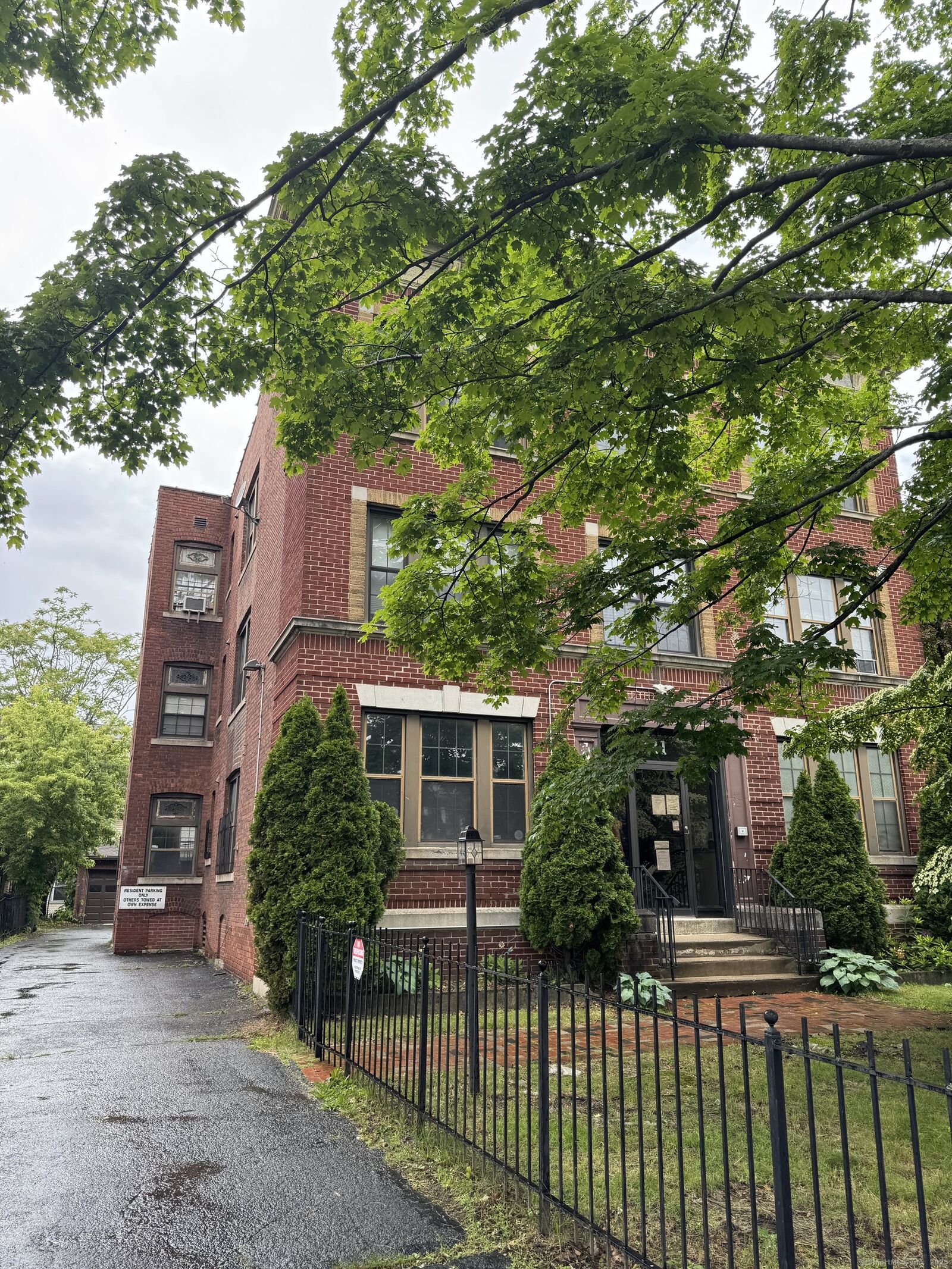 Property Photo:  421 Wethersfield Avenue Apt D  CT 06114 