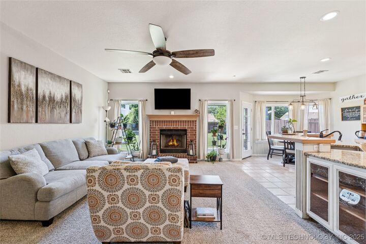 Property Photo:  1424 N Yellowood Avenue  OK 74012 